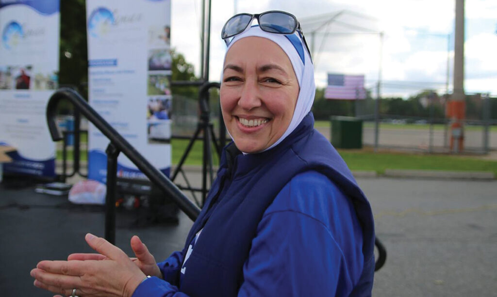 Najah Bazzy de Canton est un héros pour son travail avec les femmes dans le besoin