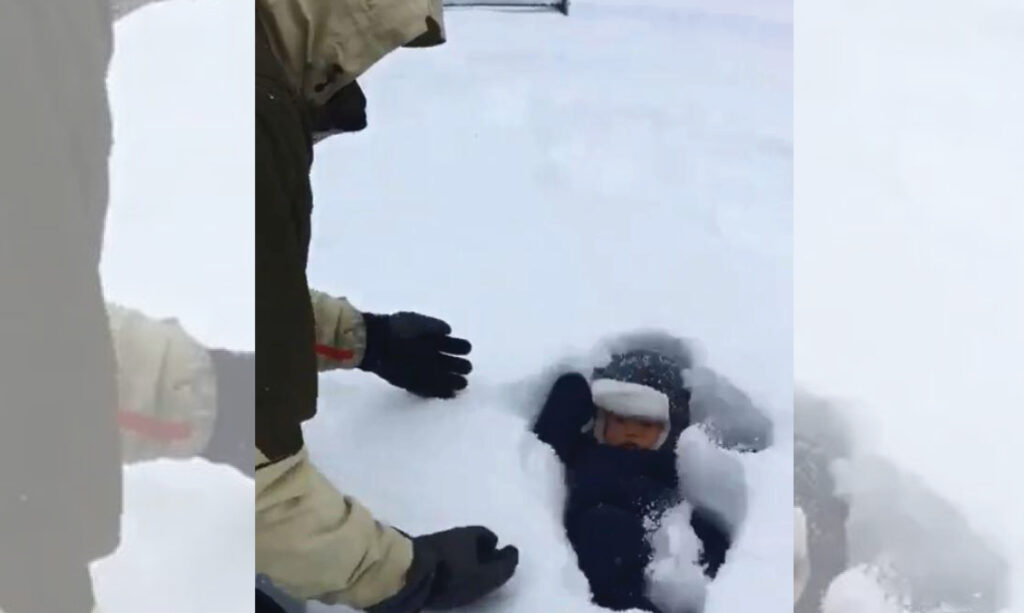 New York Dad accidentellement Dunks bébé dans la neige 7 New York Dad accidentellement Dunks bébé dans la neige