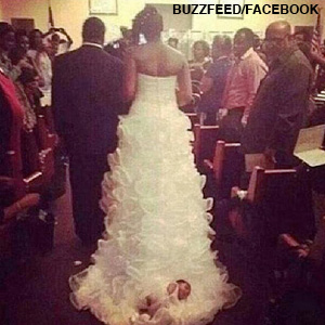 Nouveau-né «traîné» dans l'allée de la robe de mariée de la mère 11 Nouveau-né «traîné» dans l'allée de la robe de mariée de la mère