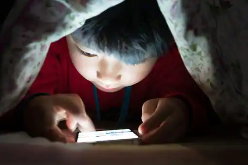 Enfants utilisant un smartphone