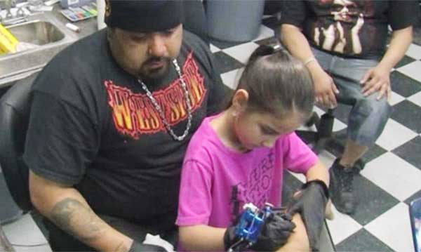 Papa apprend à sa fille de 7 ans à tatouer 2 Papa apprend à sa fille de 7 ans à tatouer