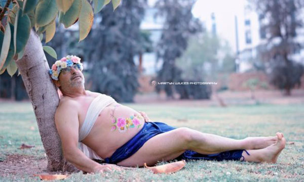 Papa pose pour sa propre séance photo de «maternité» - et c'est hilarant 7 Papa pose pour sa propre séance photo de «maternité» - et c'est hilarant