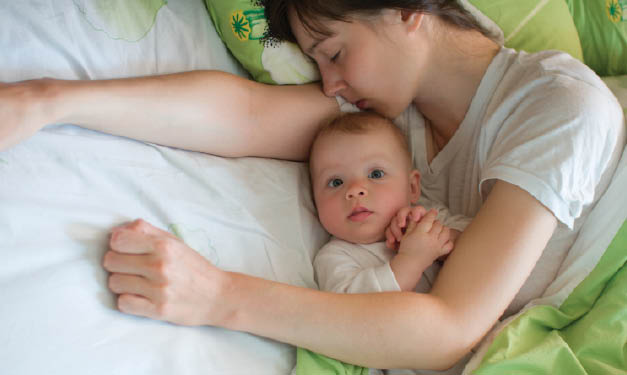 Parents qui dorment avec des enfants: peser les dangers
