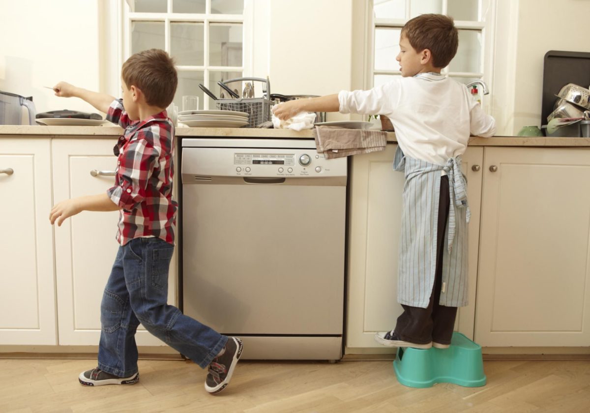 Pourquoi donner aux enfants des tâches est bon pour les enfants