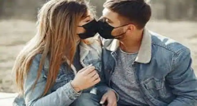 Portez un masque facial tout en ayant des relations sexuelles pendant la pandémie de COVID-19: quelques autres conseils pour jouer en toute sécurité 7 COVID-19[feminine