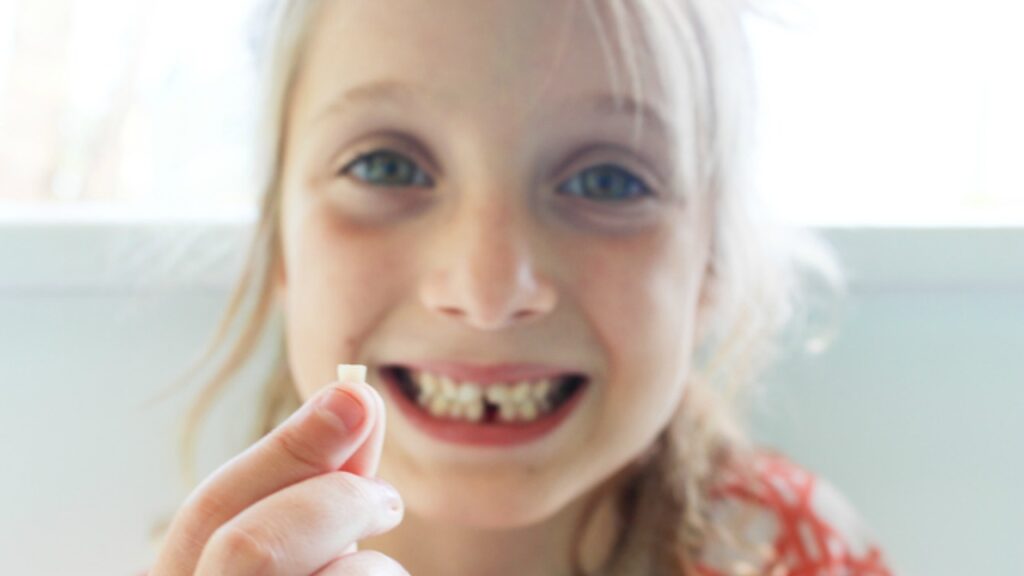 Pourquoi certains parents sauvent les dents de bébé de leurs enfants dans les banques de dents