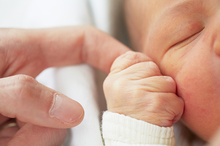 Pourquoi et quand votre nouveau-né tient son doigt