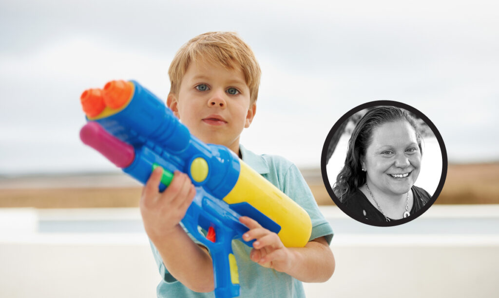 Pourquoi je laisse mes enfants jouer avec des armes-jouets