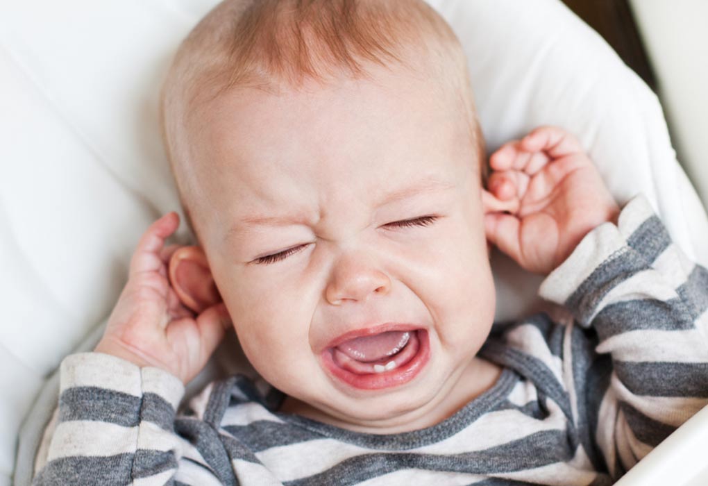 Pourquoi bébé continue-t-il de se frotter les oreilles - Raisons que les nouveaux parents doivent savoir