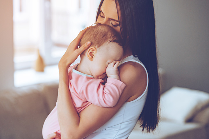 Pourquoi les bébés se frottent-ils les yeux? 5 raisons possibles