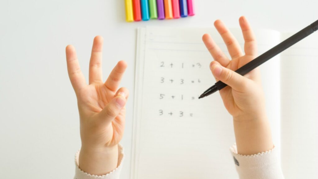 Pourquoi les enfants de tous âges devraient utiliser leurs doigts pendant les cours de mathématiques