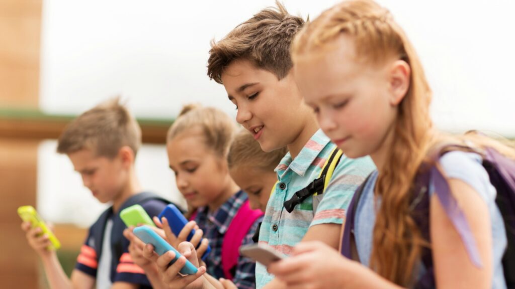 Pourquoi vous devriez réfléchir deux fois avant de permettre à votre préadolescent d'avoir accès aux médias sociaux
