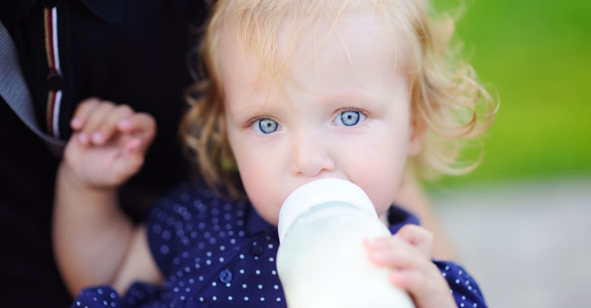 Quand les bébés cessent-ils de prendre le lait maternisé?