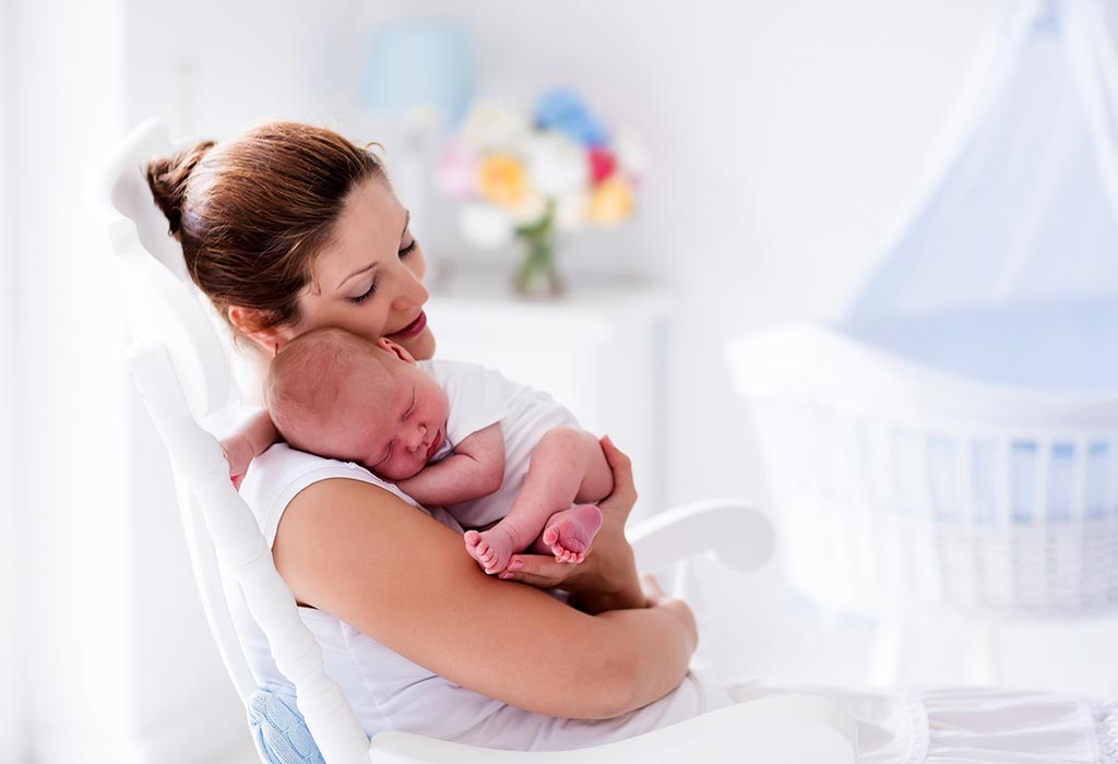Une mère tenant son bébé nouveau-né