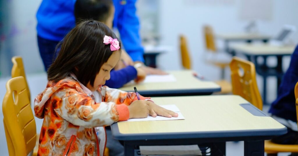 Qu'est-ce qu'un paraprofessionnel et que font-ils à l'école de mon enfant?