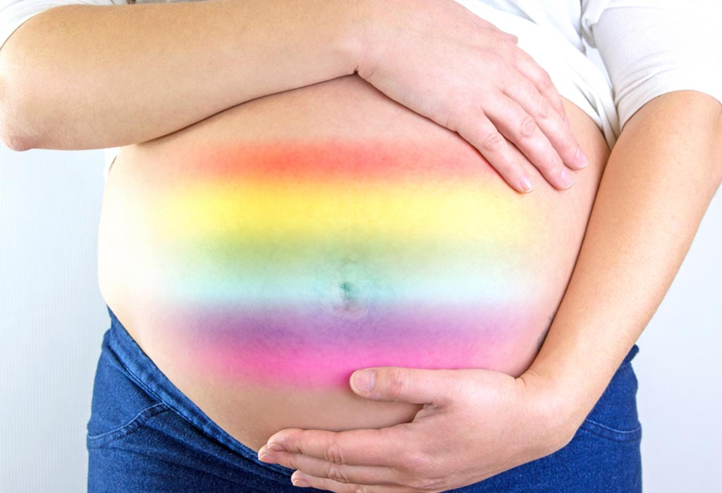 Une femme enceinte avec des couleurs arc-en-ciel sur son ventre