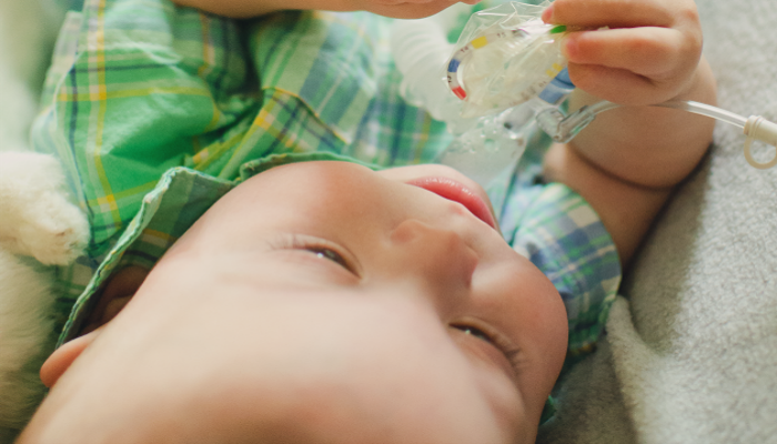 Regarder au-delà des tubes attachés à mon enfant de 1 an