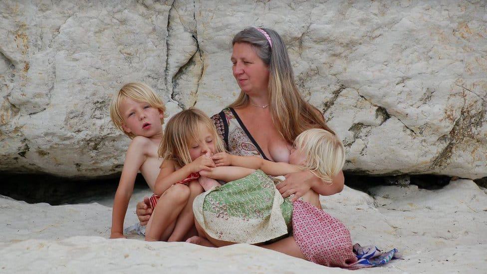 Rencontrez la mère qui allaite les bébés d'autres personnes