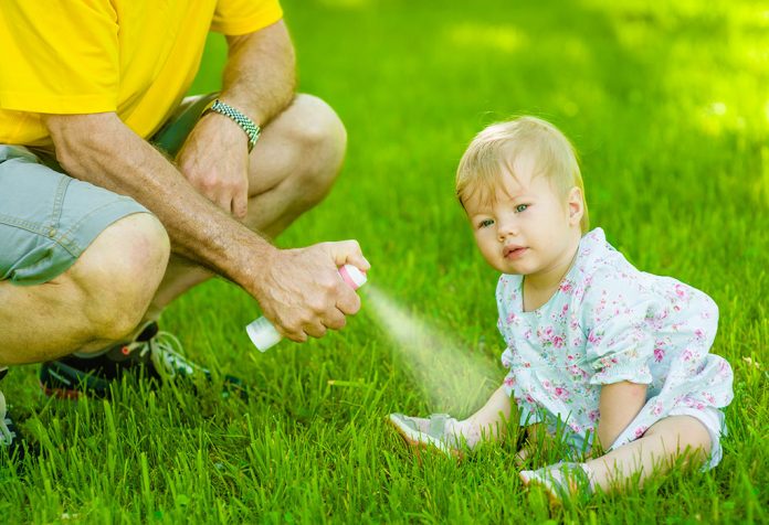 Répulsifs anti-moustiques sûrs et dangereux pour les bébés Répulsifs anti-moustiques sûrs et dangereux pour les bébés