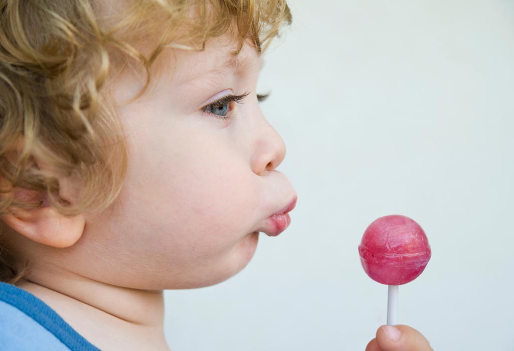 Sel et sucre pour les bébés: raisons de les éviter