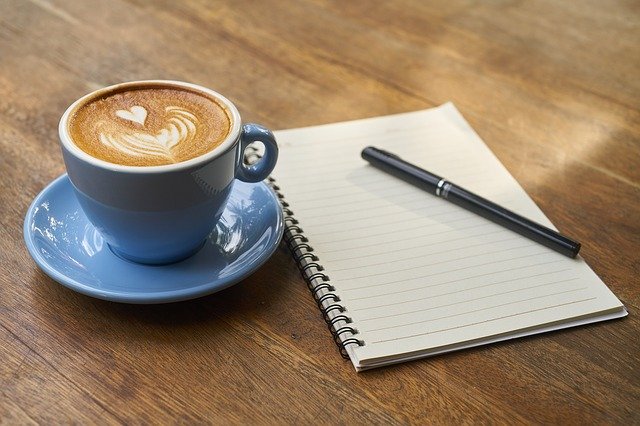 Santé mentale et autosoins: créer un horaire d'adaptation pour surmonter le deuil 3 café, papier et stylo sur table