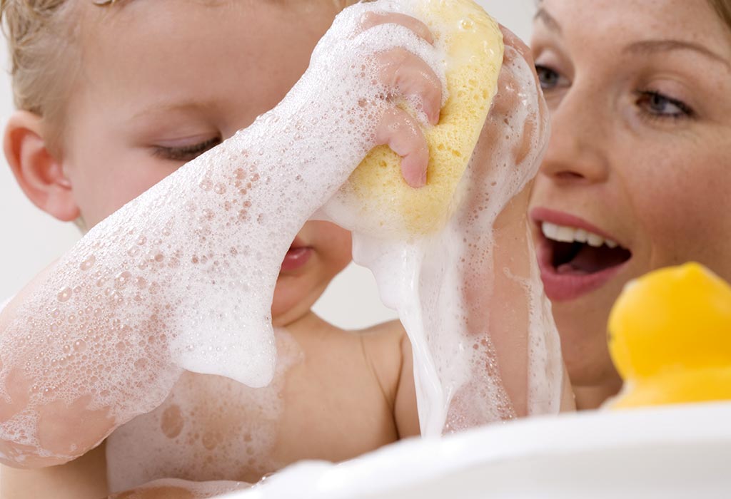 Savon, shampoing et nettoyant pour le corps faits maison pour bébé 7 Une mère donne un bain à son bébé