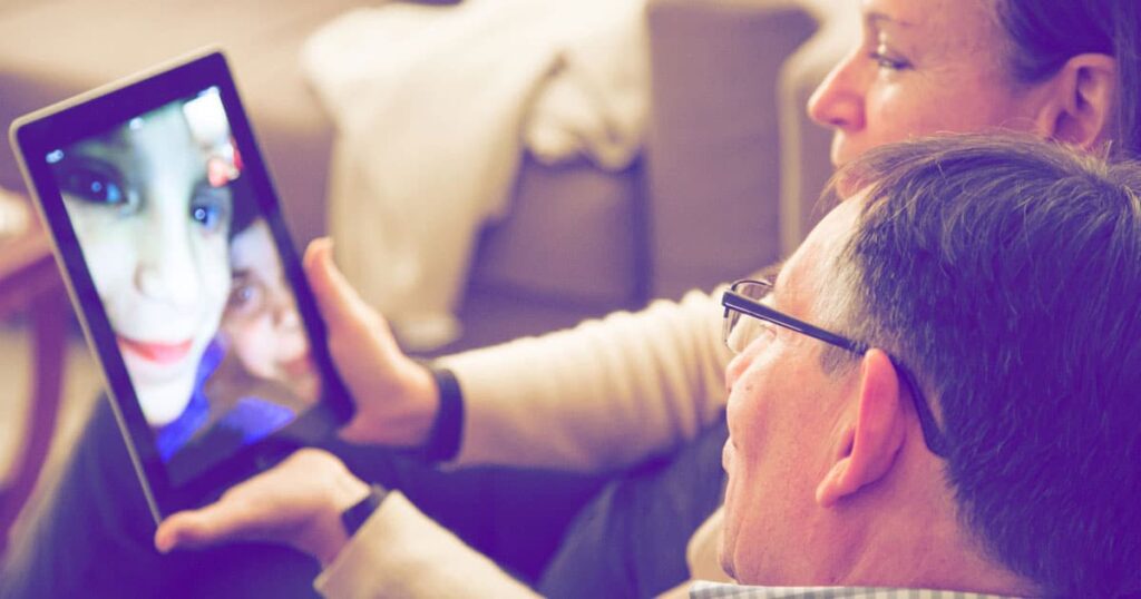Criez aux grands-parents en utilisant FaceTime pour aider avec Homeschool dès maintenant