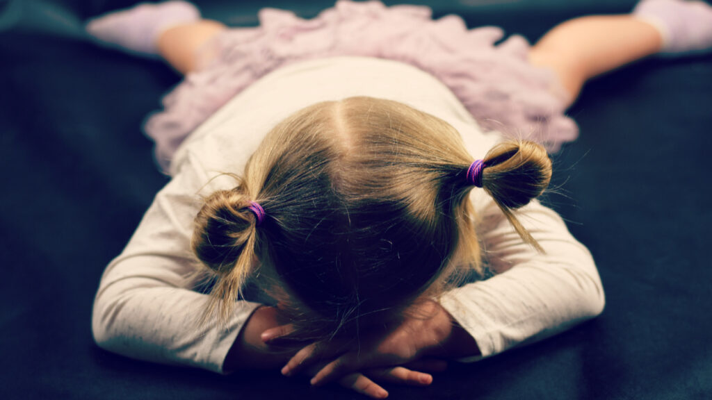 Si vous voyez un enfant avoir une crise de colère en public, faites-le