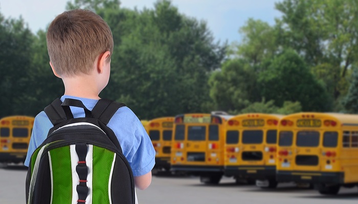 Depuis quand les enfants de 4 ans devraient-ils passer 6 heures par jour à l'école?