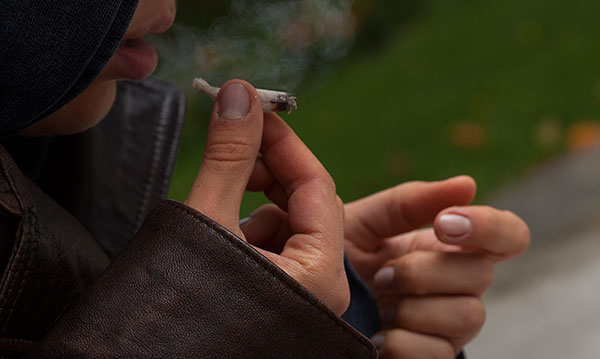 Sneaky Ways Teens Smoke Pot et ce que les parents devraient faire 6 Sneaky Ways Teens Smoke Pot et ce que les parents devraient faire