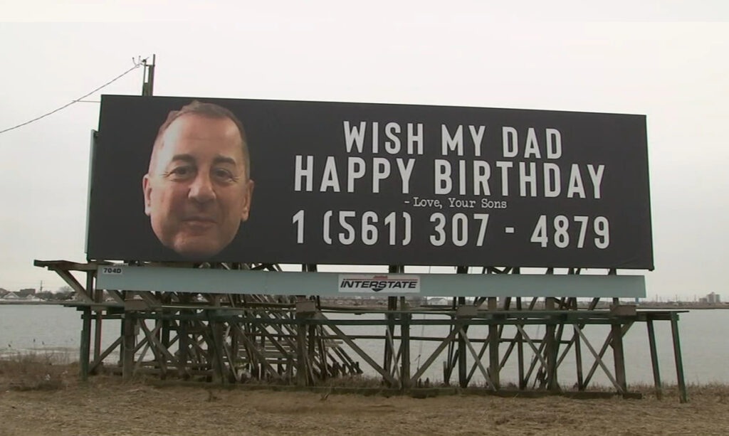 Les fils mettent en place un panneau publicitaire demandant aux gens de souhaiter un joyeux anniversaire à leur père 3 Les fils mettent en place un panneau publicitaire demandant aux gens de souhaiter un joyeux anniversaire à leur père