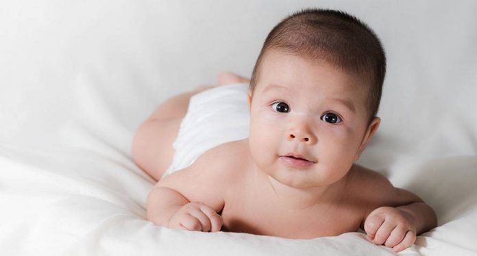 Douce et sûre sur la peau de bébé: une couche avec une différence