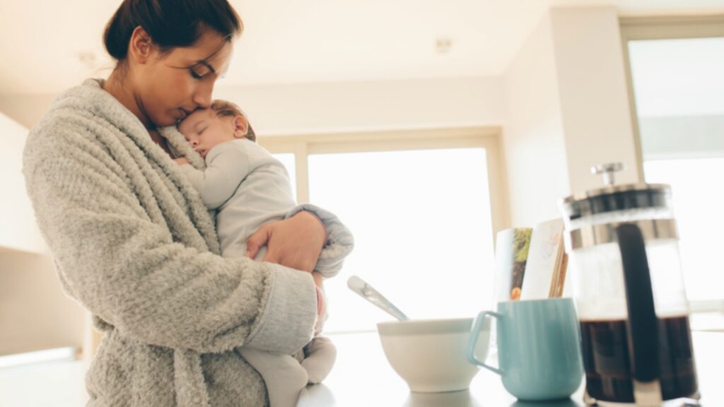 Il y a une raison pour laquelle les bébés arrêtent de pleurer lorsque vous vous levez