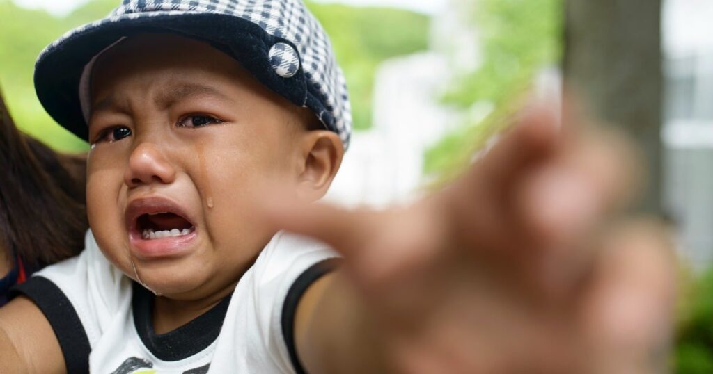 À la maman qui balance son bébé qui pleure dans l'allée des pâtes
