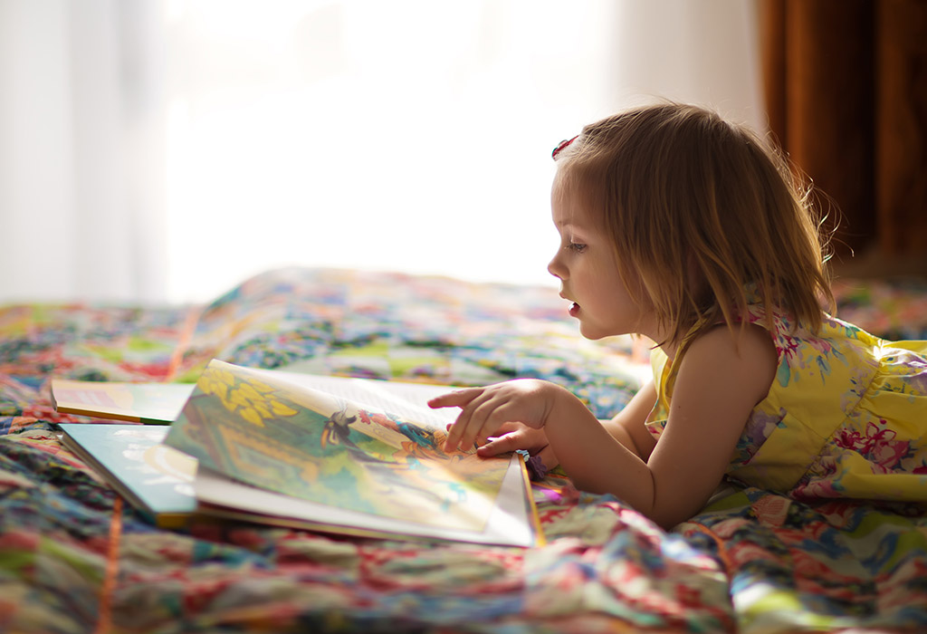 enfant lisant un livre de contes
