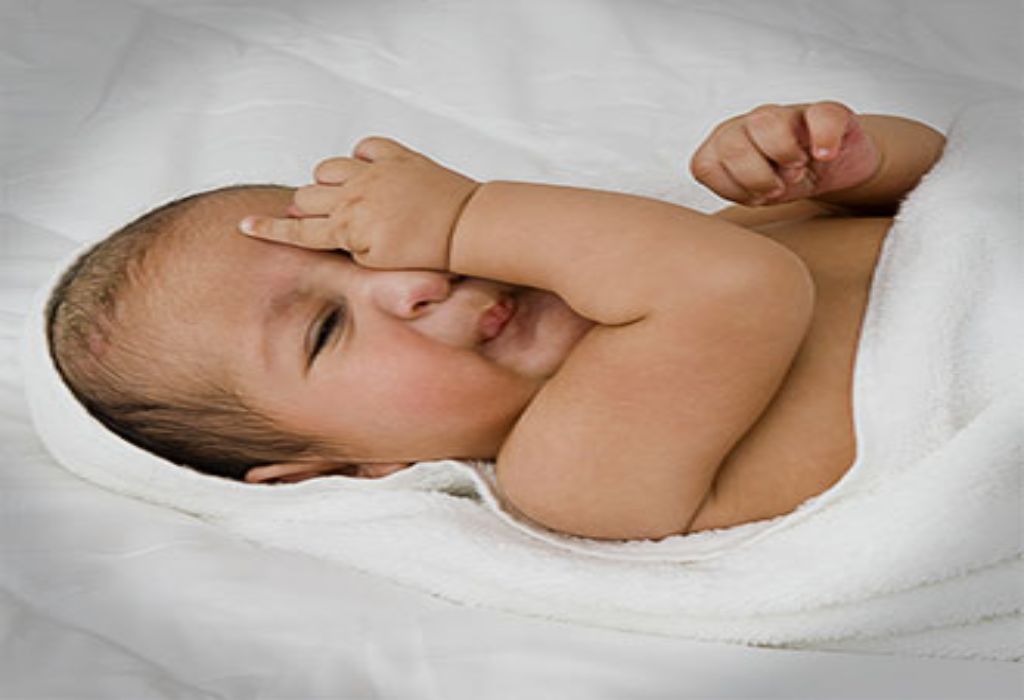 Tout sur le nettoyage des yeux, des oreilles et du nez de bébé