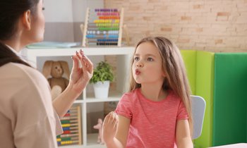 Jeune fille travaillant avec un thérapeute