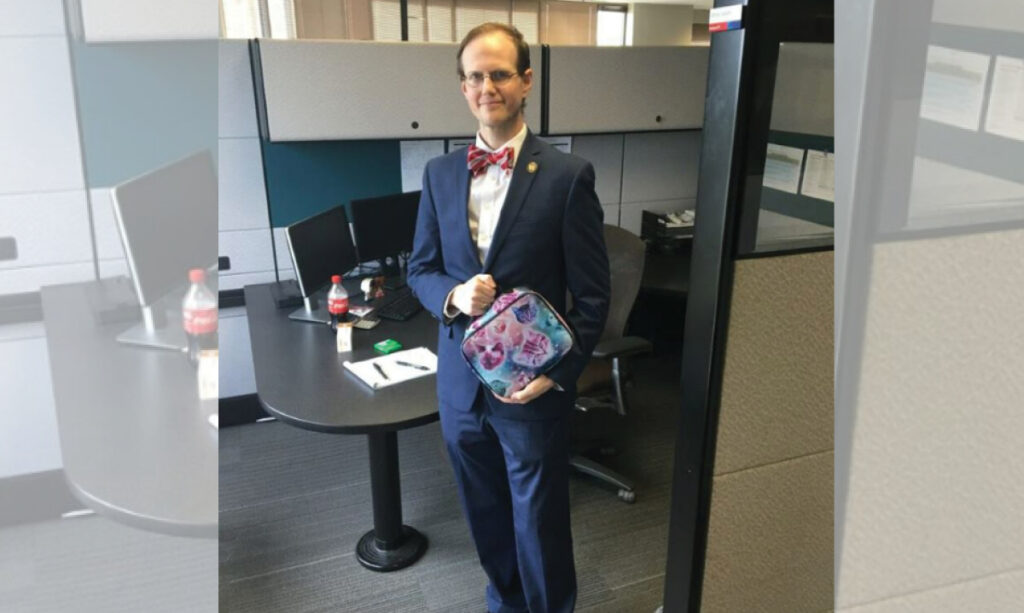 Un homme transporte une boîte à lunch pour travailler pour la raison la plus douce