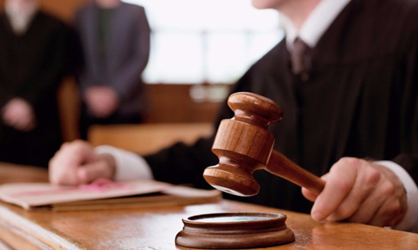 Un juge fait des commentaires sexistes à propos d'une adolescente survivante d'agression sexuelle 2 Un juge fait des commentaires sexistes à propos d'une adolescente survivante d'agression sexuelle