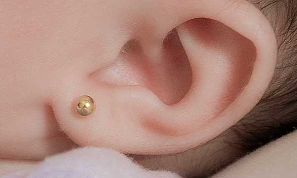Une femme lance une pétition pour interdire le perçage des oreilles de bébé