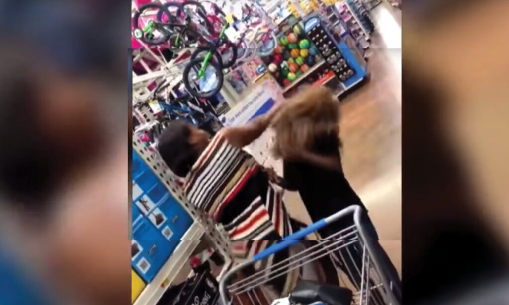 Une maman frappe accidentellement son fils qui a essayé de lui faire peur avec un masque de Chewbacca