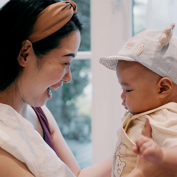 Vidéo: les bébés se développent différemment
