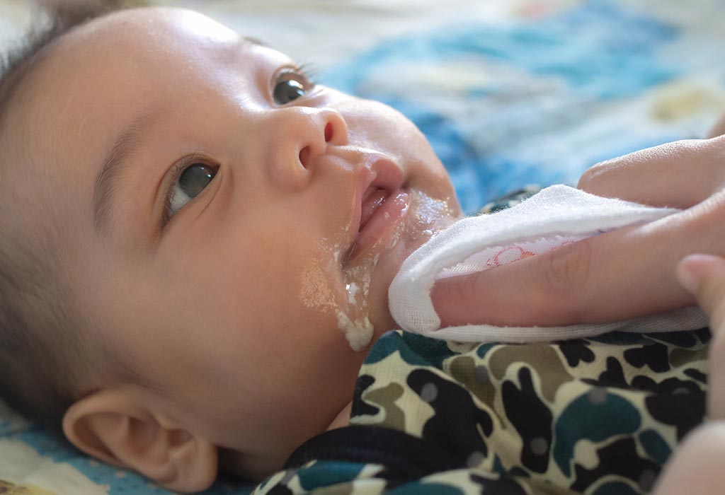 Vomissements chez les bébés - causes, remèdes et plus