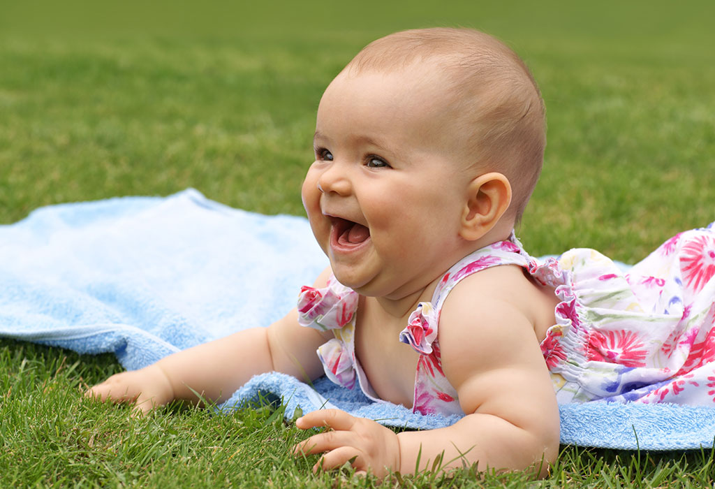 Un bébé couché sur une couverture dans l'herbe