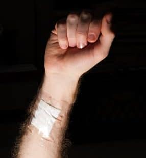 Vraie tentative de suicide? Non. Exploiter le système? Oui.