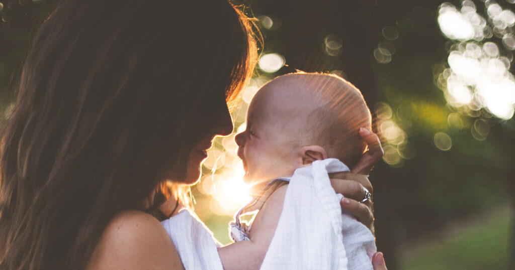 Nous pouvons commencer à enseigner aux enfants à nettoyer leurs propres dégâts quand ils sont bébés