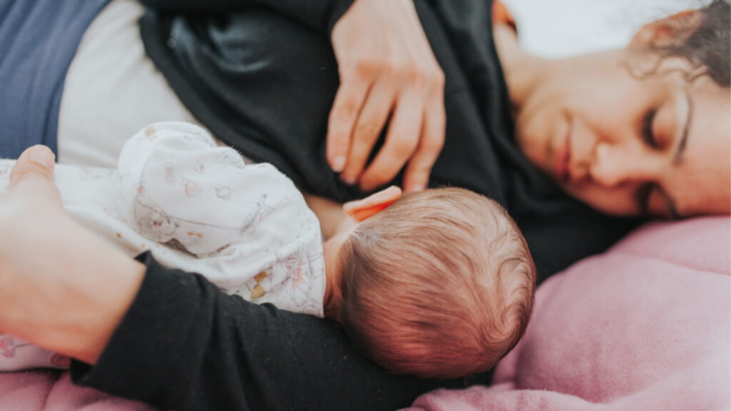 Nous devons nous concentrer sur le partage du lit en toute sécurité au lieu de faire honte aux mamans qui allaitent 3 Nous devons nous concentrer sur le partage du lit en toute sécurité au lieu de faire honte aux mères qui allaitent