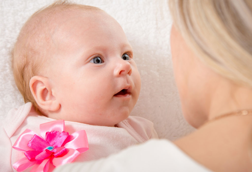 Quand les bébés reconnaissent-ils leur mère, leur père et d'autres personnes familières? 3 BÉBÉ REGARDANT LA MÈRE