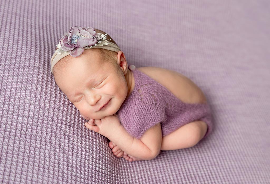 Pourquoi les bébés sourient-ils en dormant et qu'est-ce que cela signifie?