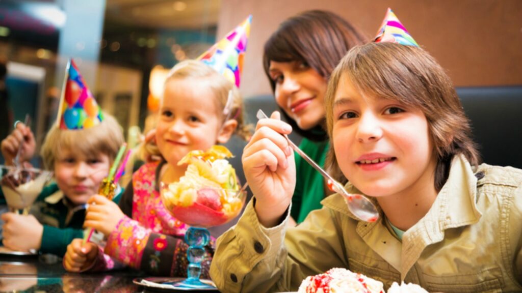 Pourquoi les frères et sœurs devraient être invités à des fêtes d'anniversaire
